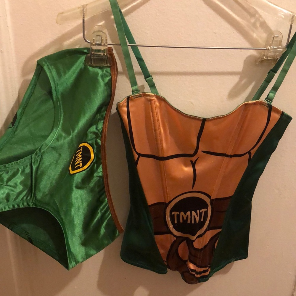 Hooters Halloween costume (worn once)